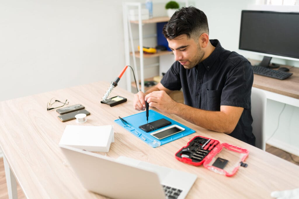 Photo de professional technician fixing the smartphone hardware - réparation mobile ElectroCell à Montréal et Québec